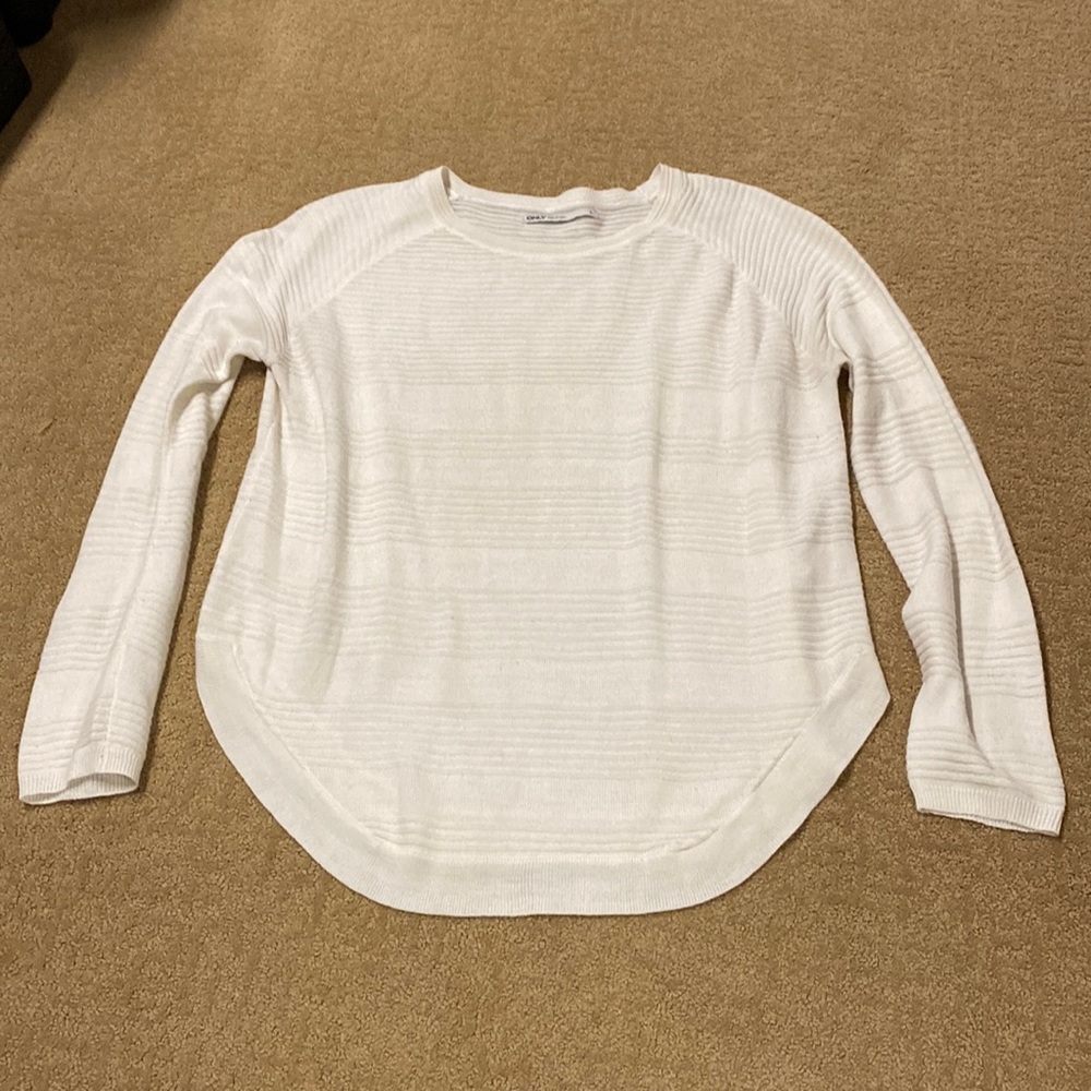 White knitted long sleeve shirt